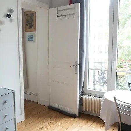 Beautiful Charming And Bright Apt 5 Min From Paris